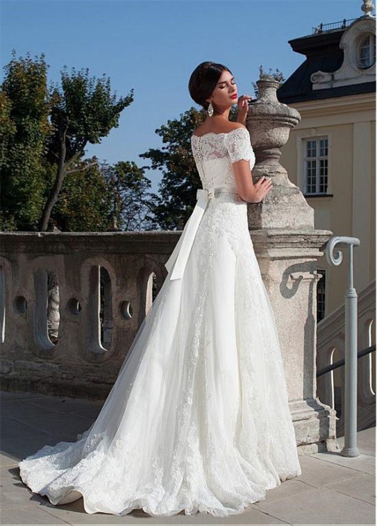 Abito da sposa in pizzo con scollo a barca – OUTLET SPOSI